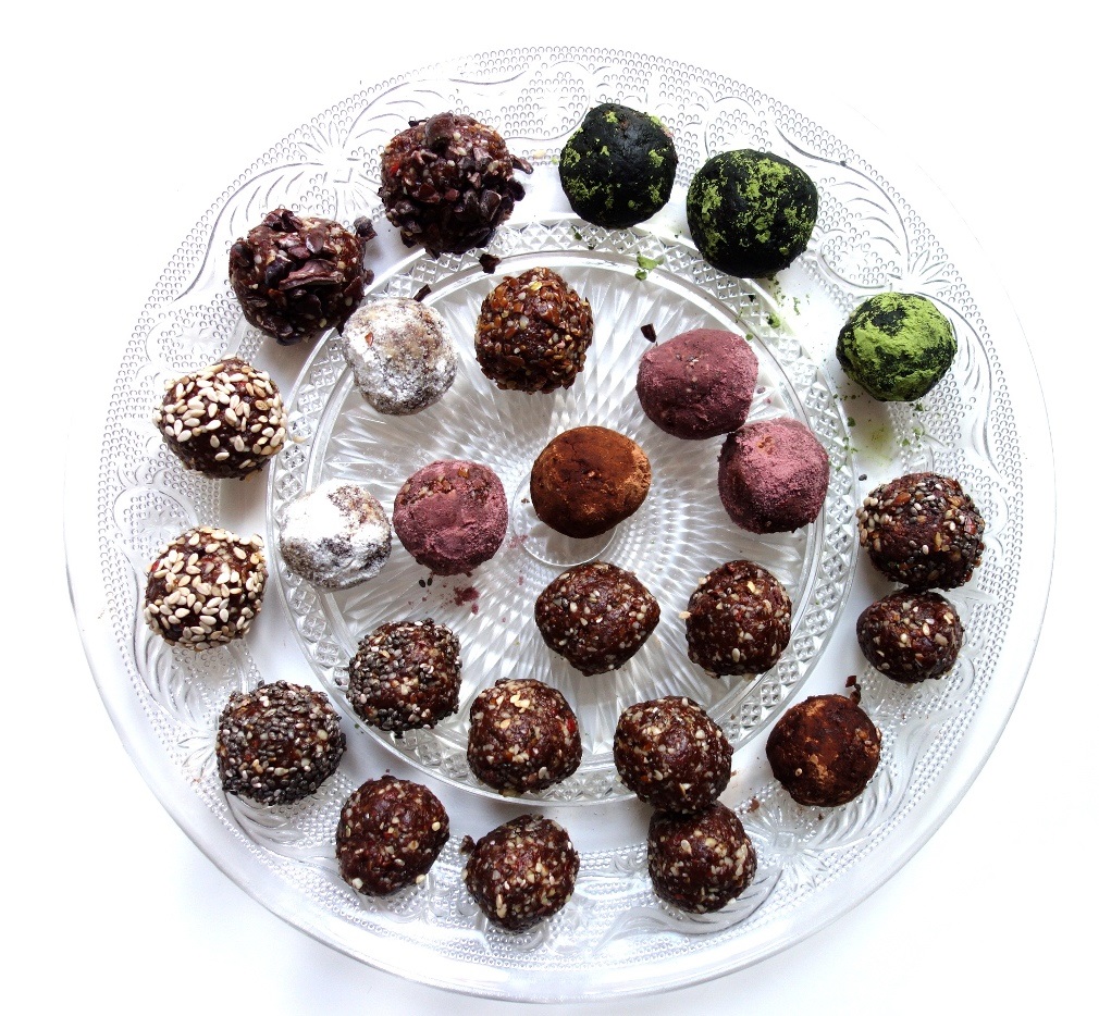 Cacao Protein Balls ready to eat