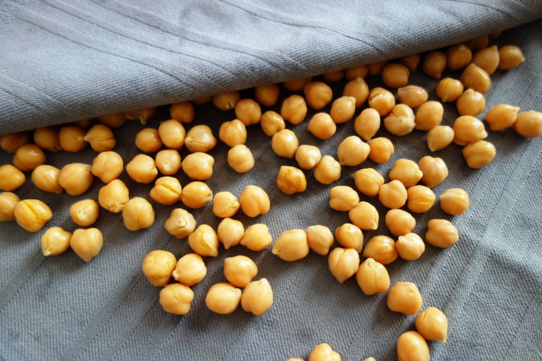 Drying chickpeas in a kitchen towel